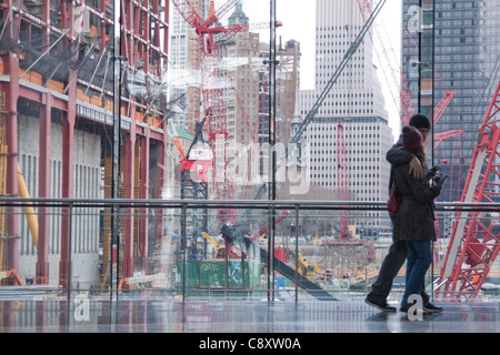 Un couple regarde la vue de Ground Zero, New York City. Banque D'Images