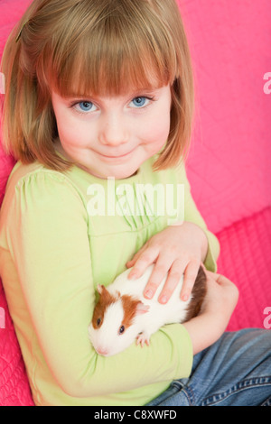 États-unis, Illinois, Metamora, Girl (4-5) holding guinea pig Banque D'Images