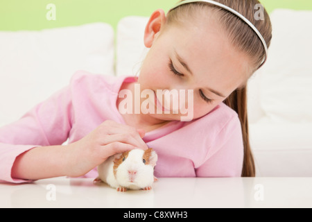 États-unis, Illinois, Metamora, Portrait of Girl (10-11) avec cochon Banque D'Images