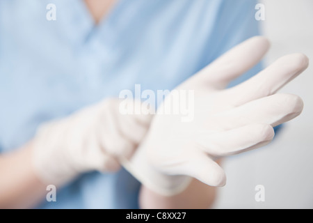 États-unis, Illinois, Metamora, Femme portant des gants chirurgicaux, close-up Banque D'Images