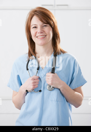 États-unis, Illinois, Metamora, Portrait of smiling female doctor Banque D'Images