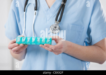 États-unis, Illinois, Metamora, Female doctor holding pill container Banque D'Images