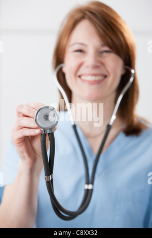 États-unis, Illinois, Metamora, Portrait of smiling female doctor holding stethoscope Banque D'Images