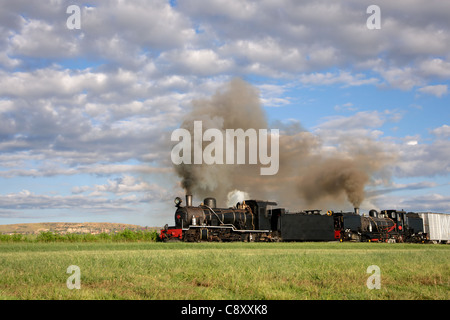 Vintage locomotive vapeur avec volutes de vapeur et de fumée Banque D'Images