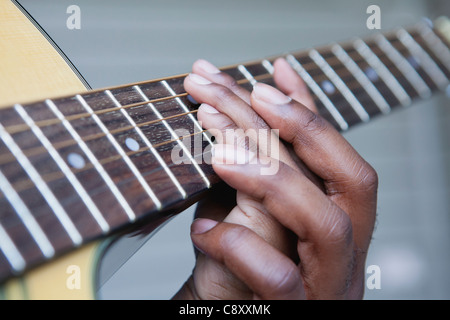 États-unis, Illinois, Metamora, pères et fils (6-7) Les mains sur le cou de la guitare Banque D'Images