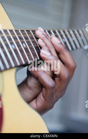 États-unis, Illinois, Metamora, pères et fils (6-7) Les mains sur le cou de la guitare Banque D'Images