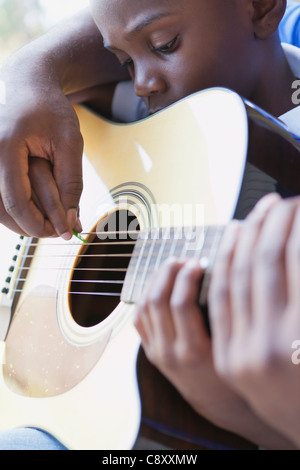 États-unis, Illinois, Metamora, pères et fils (6-7) en jouant de la guitare Banque D'Images