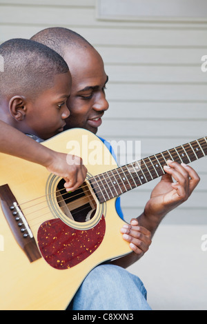 États-unis, Illinois, Metamora, pères et fils (6-7) en jouant de la guitare Banque D'Images