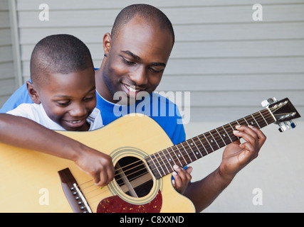 États-unis, Illinois, Metamora, pères et fils (6-7) en jouant de la guitare Banque D'Images