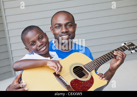 États-unis, Illinois, Metamora, pères et fils (6-7) en jouant de la guitare Banque D'Images