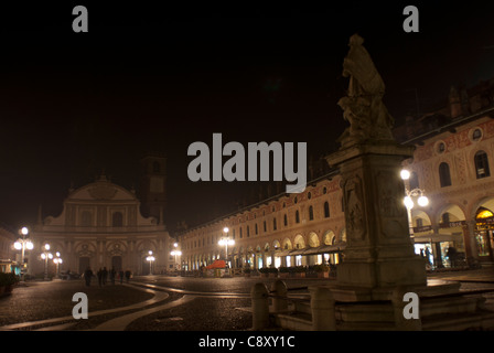 Vigevano. Pavia. La Lombardie. La place Ducale par nuit Banque D'Images