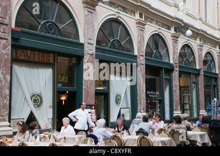 Belgique, Bruxelles, Restaurant dans les Galeries Saint-Hubert Shopping Arcade Banque D'Images