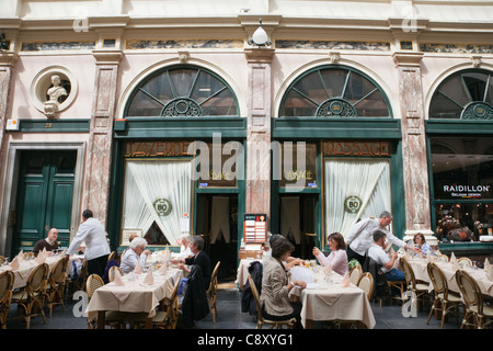 Belgique, Bruxelles, Restaurant dans les Galeries Saint-Hubert Shopping Arcade Banque D'Images