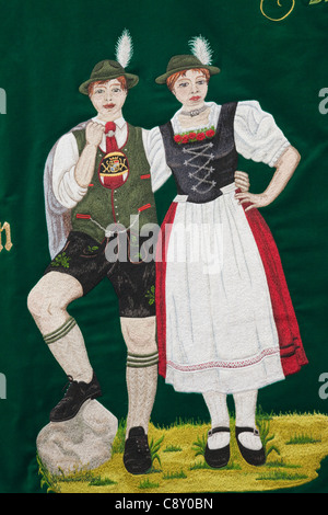 Germany, Bavaria, Munich, Oktoberfest Oktoberfest, Parade, Banner représentant Couple en costume traditionnel Banque D'Images
