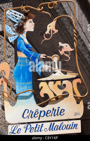 France, Bretagne, Saint Malo, crêperie Restaurant Sign dans la ville fortifiée Banque D'Images