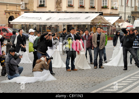 Prague, République tchèque. Les femmes asiatiques habillés en bridesphotographing les uns les autres en face de l'ancienne mairie Banque D'Images