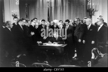 Lyndon Baines Johnson signant Civil Rights Bill Banque D'Images