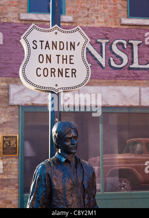 L'Eagles 'Standin' sur un corner' statue sous un lampadaire le long de la Route 66, Winslow, Arizona, USA Banque D'Images