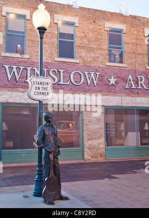 L'Eagles 'Standin' sur un corner' statue sous un lampadaire le long de la Route 66, Winslow, Arizona, USA Banque D'Images