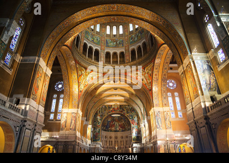 France, Normandie, Lisieux, la Basilique de Sainte Thérèse Banque D'Images