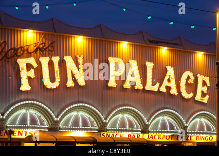 Le Fun Palace sur la promenade de Blackpool, Lancashire, UK, au cours de l'Assemblée Blackpool illuminations. Banque D'Images