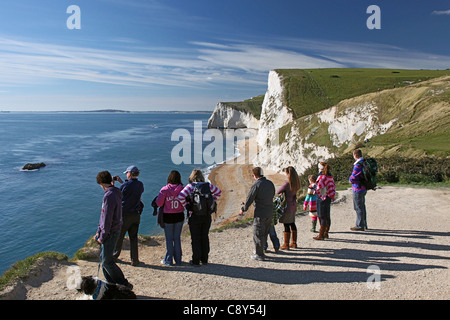 Un groupe de visiteurs admirer la vue à Durdle Door sur la côte sud-ouest, Chemin de la côte du patrimoine mondial dans le Dorset England UK Banque D'Images