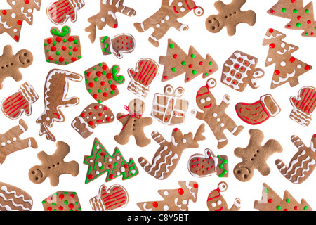 Gingerbread cookies faits maison avec différentes formes isolé sur fond blanc Banque D'Images