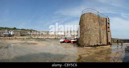 Vue panoramique du port Mousehole sur une marée basse. Banque D'Images