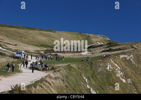 Le South West Coast Path au-dessus de Durdle Door sur la côte du patrimoine mondial dans le Dorset England UK Banque D'Images