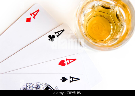 Poker et de l'alcool sur fond blanc Banque D'Images