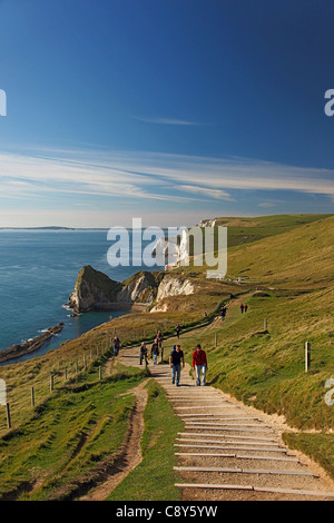 Le South West Coast Path au-dessus de Durdle Door sur la côte du patrimoine mondial dans le Dorset England UK Banque D'Images