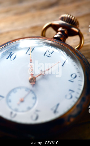 Montre de poche vintage sur fond de bois Banque D'Images