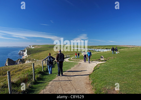 Le South West Coast Path au-dessus de Durdle Door sur la côte du patrimoine mondial dans le Dorset England UK Banque D'Images