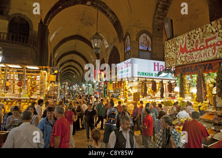 Misir Carsisi, marché aux épices, interieur, bondé, Istanbul, Turquie , l'Europe, Banque D'Images