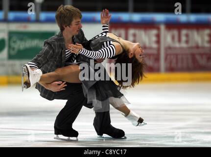 04 11 2011 Figure skating Icechallenge 2011 Graz Autriche Classe paires générale photo montre Barbora Silna et Yuri Kourakine AUT Banque D'Images