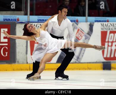 04 11 2011 Figure skating Icechallenge 2011 Graz Autriche Classe paires générale photo montre Louise Walden et Owen Edwards GBR Banque D'Images