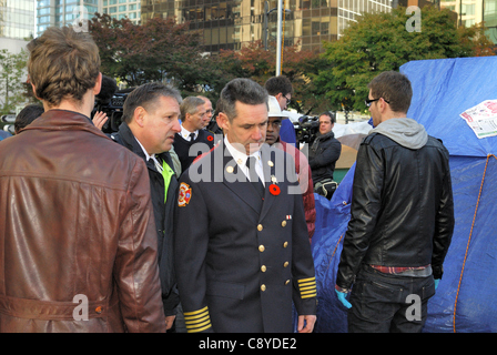 Le chef des pompiers de Vancouver John McKearney ( centre) visites 'occuper campement de Vancouver après un 10:00 Date limite de conformité afin de sécurité-incendie . Vancouver - 4 novembre 2011 Banque D'Images