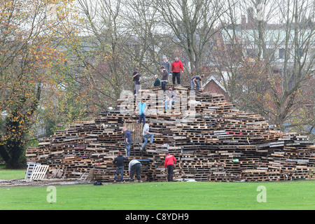 Les membres de la société Waterloo Bonfire Bonfire massive y construire l'avenir de la nuit de Guy Fawkes célébrations le 5 novembre. Banque D'Images