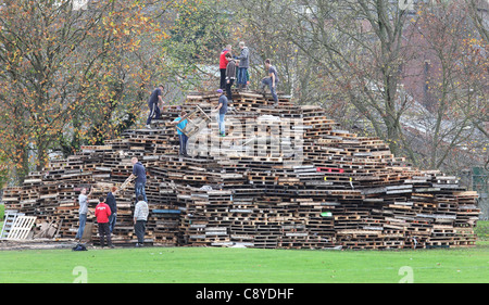 Les membres de la société Waterloo Bonfire Bonfire massive y construire l'avenir de la nuit de Guy Fawkes célébrations le 5 novembre. Banque D'Images