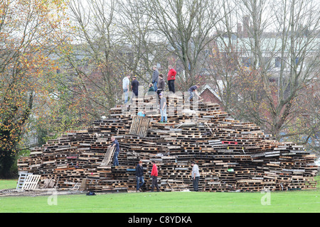 Les membres de la société Waterloo Bonfire Bonfire massive y construire l'avenir de la nuit de Guy Fawkes célébrations le 5 novembre. Banque D'Images