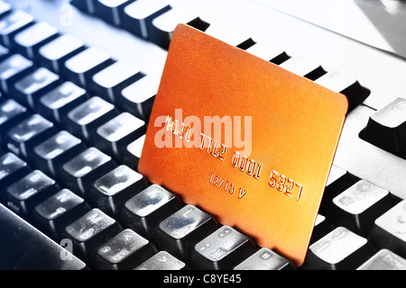 Carte de crédit or close-up sur le clavier de l'ordinateur Banque D'Images