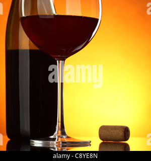 Verre et bouteille de vin rouge sur la table Banque D'Images