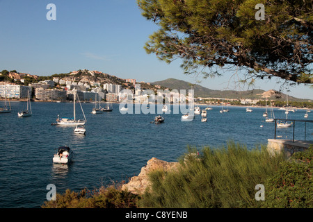 Bateaux amarrés dans la baie de Cala Millor Majorque, iles baleares espagne la municipalité de Calvià Banque D'Images