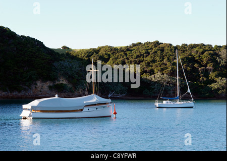 Deux bateaux dans la baie. Banque D'Images