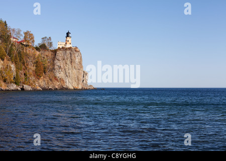 Split Rock Lighthouse surplombe vaste Lac Supérieur. Banque D'Images