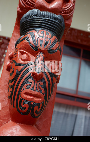 Visage Maori carving. Village thermal de Whakarewarewa, île du Nord, Nouvelle-Zélande Banque D'Images