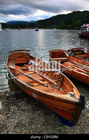 L'Aviron bateaux amarrés sur la rive de Windermere, Waterhead, Parc National de Lake District, Cumbria, Angleterre, Europe Banque D'Images