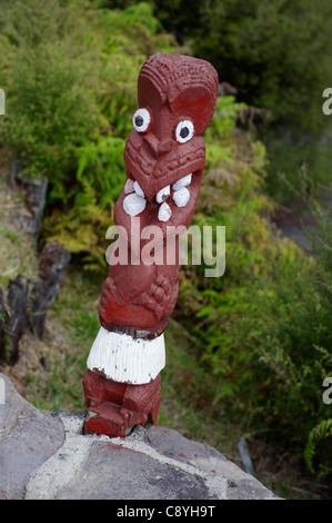 La sculpture figure maori. Village thermal de Whakarewarewa, île du Nord, Nouvelle-Zélande Banque D'Images