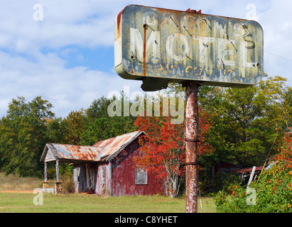 Les ruines délabrées d'un petit motel de l'autoroute 280/27 en dehors des Plaines, Illinois, USA Banque D'Images