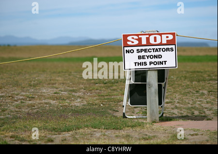 'Stop, pas de spectateurs au-delà de ce point' Warning Sign Banque D'Images